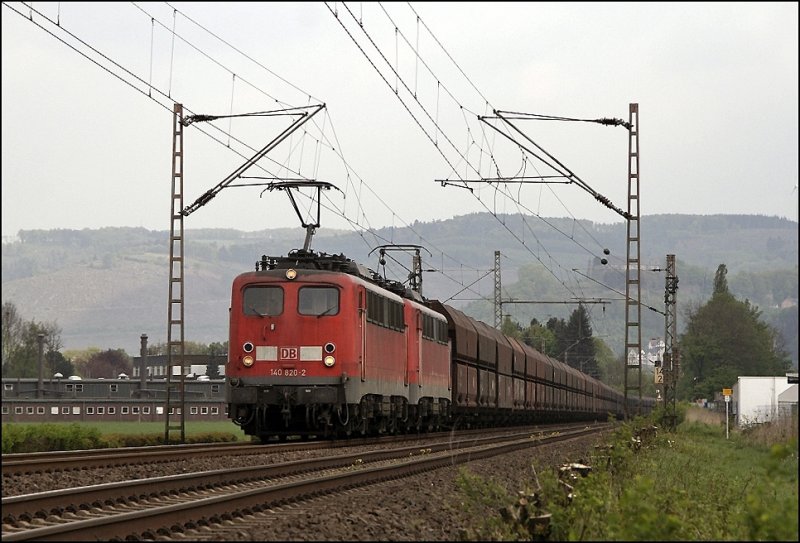 140 820 und eine Schwesterlok sind am 23.04.2009 bei Hohenlimburg unterwegs.