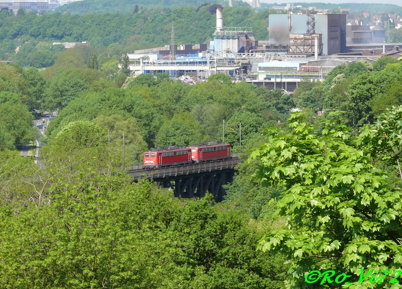 140 825- 1 mit 140 848-3. Ruhrviadukt Witten, 10.05.2008. Im Hintergrund sind die Deutschen Edelsthlwerke zu sehen und ganz oben links Teile der Ruhruniversitt Bochum. 10.05.2008.