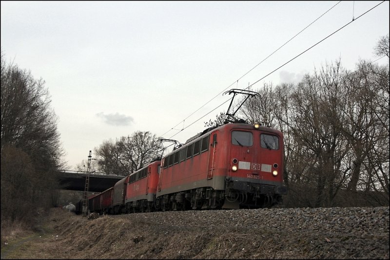 140 825 und 140 806 bespannen am 13.03.2009 den 52289, Hagen-Vorhalle Rbf - Kreuztal Gbf. Soeben haben sie die A46 bei Hohenlimburg unterquert. 
