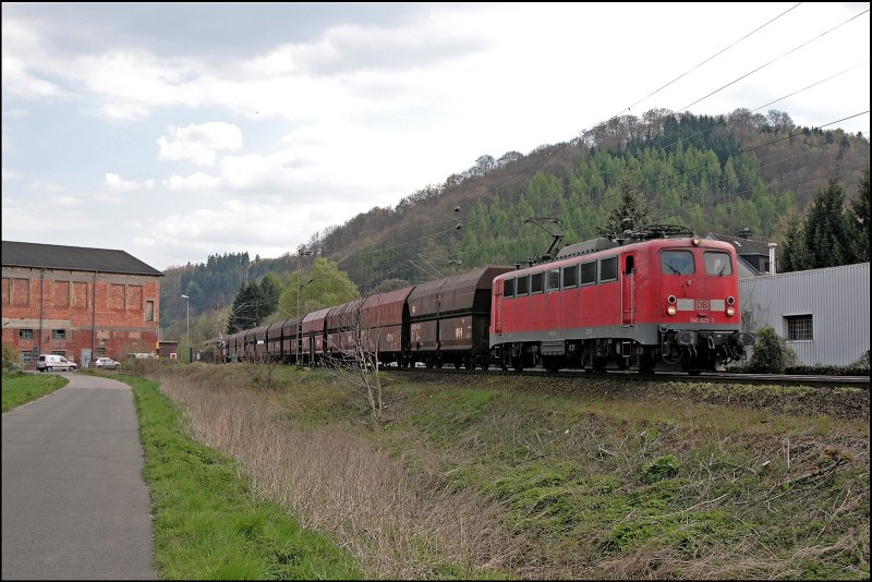 140 825 schleppt bei Hohenlimburg den CS 48700 von Grokotzenburg zur Hollndischen Grenze. (23.04.2008)