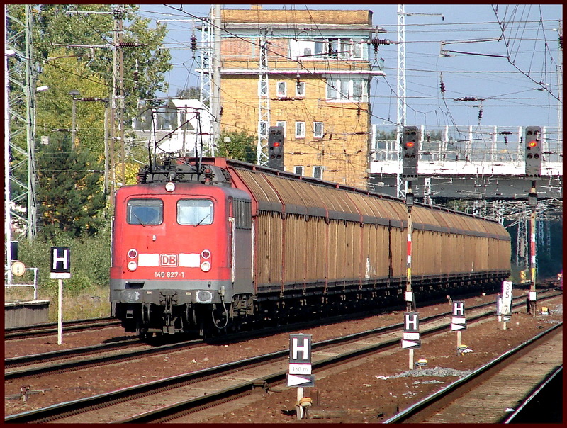 140 827-1 bei Durchfahrt des Bhf Berlin- Schnefeld.  am 27.09.08 