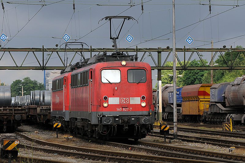 140 827 und eine Schwesterlok bernehmen einen Stahlzug in Oberhausen West. 20.07.2008