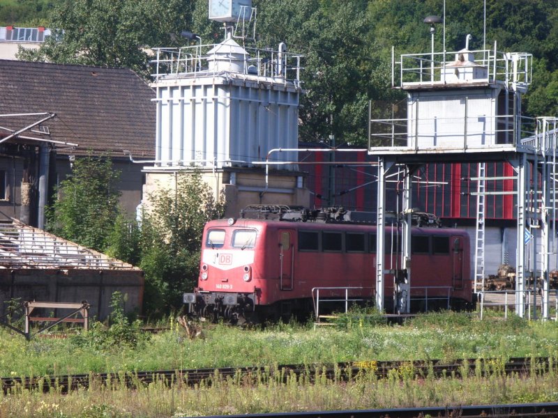 140 829 - 3 (orientrot) wartet auf weitere Aufgaben in Eisenach. (August 2006)