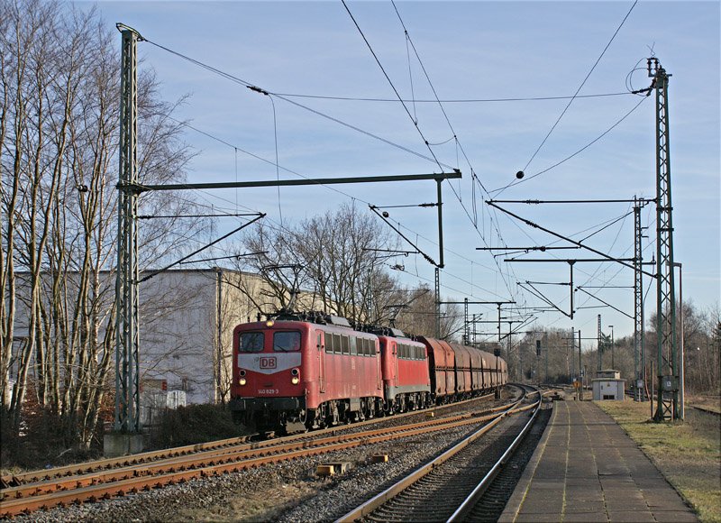 140 829-3 und eine weitere 140er ziehen am 9.02.2008 den Kohlenpendel durch Tornesch Richtung Norden.