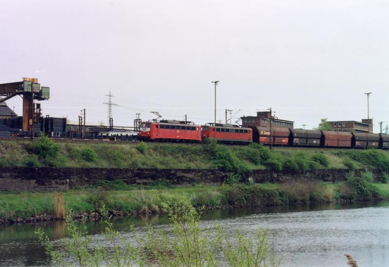 140 829+826 mit Kohlezug am 23.4.05 in Vlklingen.