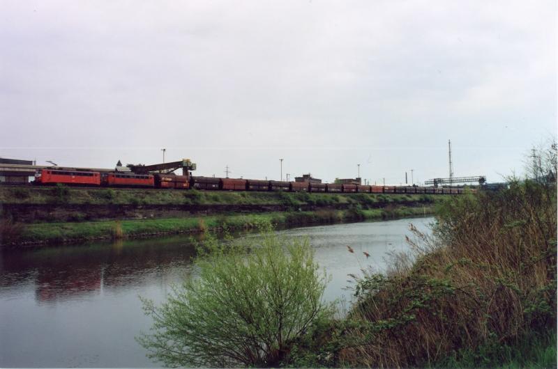 140 829+826 mit Kohlezug am 23.4.05 in V�lklingen.
