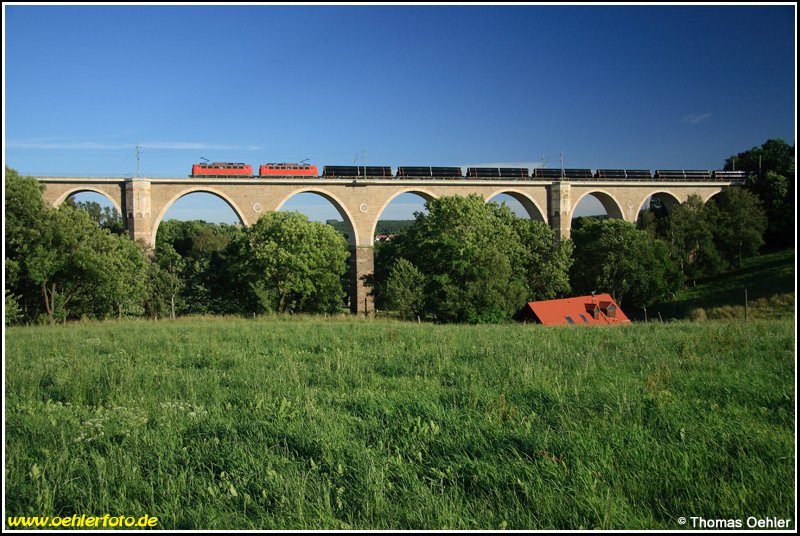 140 830 und 140 767 ziehen am 23.06.08 den Pipelinezug CSQ61481 von Mlheim/Ruhr nach Freiberg/Sa. ber das Viadukt bei Wegefarth.