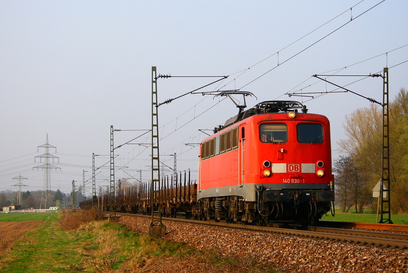 140 830 fhrt an einem Aprilabend durch die Lande. Aufgenommen mit einem Rungenwagenzug aus dem Pfinztal bei Ettlingen.
