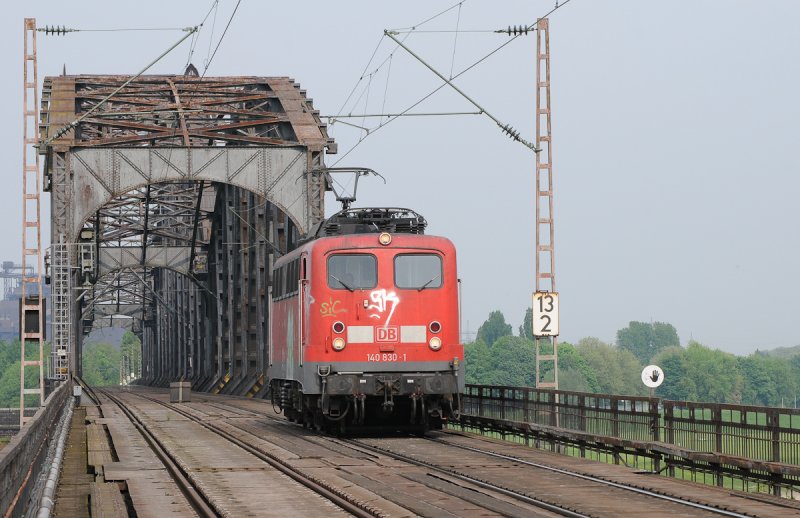 140 830 berquert als LZ die Rheinbrcke bei Duisburg Baerl. 29.04.2009