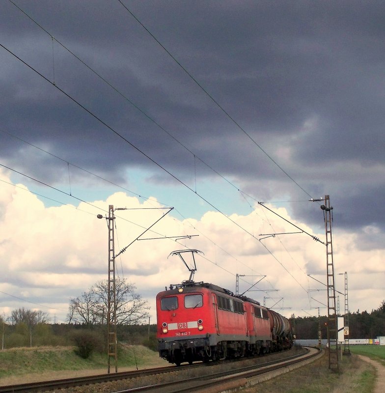 140 832 + 140 xxx mit einem ler Richtung Karlsruhe im Bogen der KBS 700 zwischen Neuluheim und Waghusel, Mrz 2008.