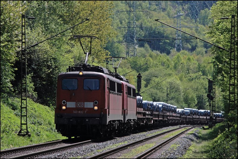 140 832 und 140 792 schleppen den 61263 von Bochum nach Dillenburg. Diesmal haben die Loks 17 Waggons am Haken. (04.05.2008)

