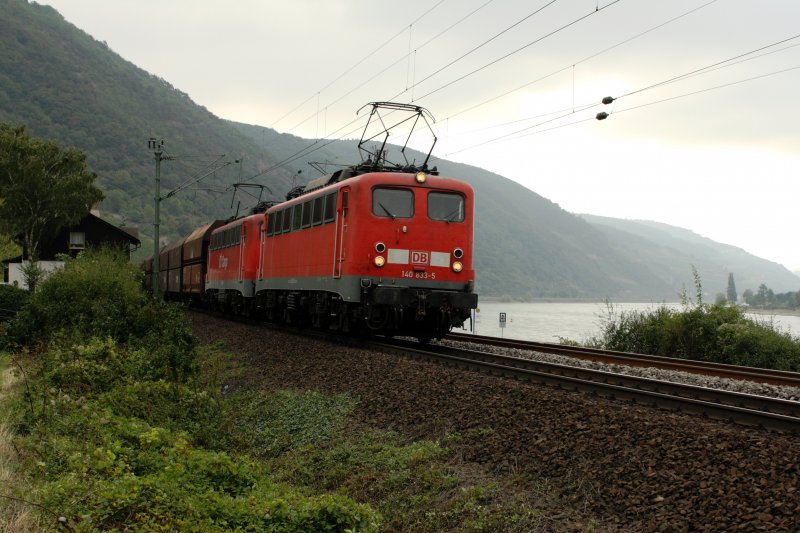 140 833 und eine Schwestermaschine ziehen einen Ganzzug aus Fals-Waggons bei Assmannshausen in Richtung Koblenz am Rhein entlang, 10.09.09