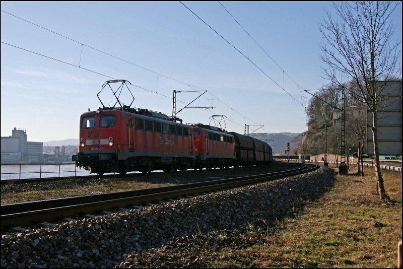 140 834 und 140 788 bringen einen Kohlezug aus dem Ruhrgebiet oder Emmerich Richtung S�den. (09.02.2008)