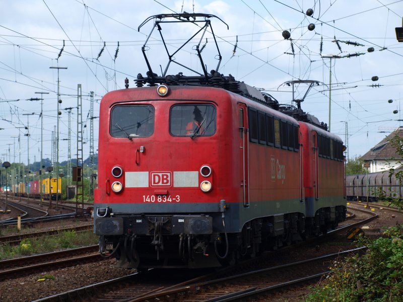 140 834-4 rangiert mit Schwesterlok 140 843-4 in Aachen West um sich vor einen von Belgien gekommenen schweren Kohlezug zu stellen.