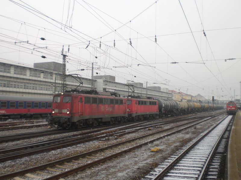 140 838 und eine weitere zogen am 21.12.2007 einen schweren Kesselwagenzug durch Regensbnurg