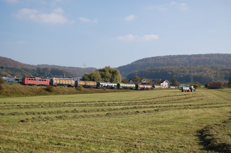 140 844-2 befrdert am 08.10.07 einen leeren Minerall-Kesselzug ber dei KBS 786 in Richtung Crailsheim, hier in Hhe Aalen-Oberalfingen aufgenommen.