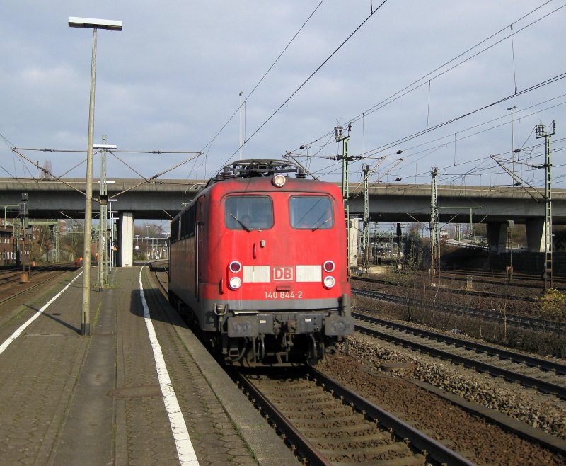 140 844-2 rollte am 31.03.09 als Lz durch Hamburg-Harburg Richtung Maschen. Kurze Zeit spter bgelte der Tf ab und rollte einige Hundert Meter weiter um dort wieder aufzubgeln.