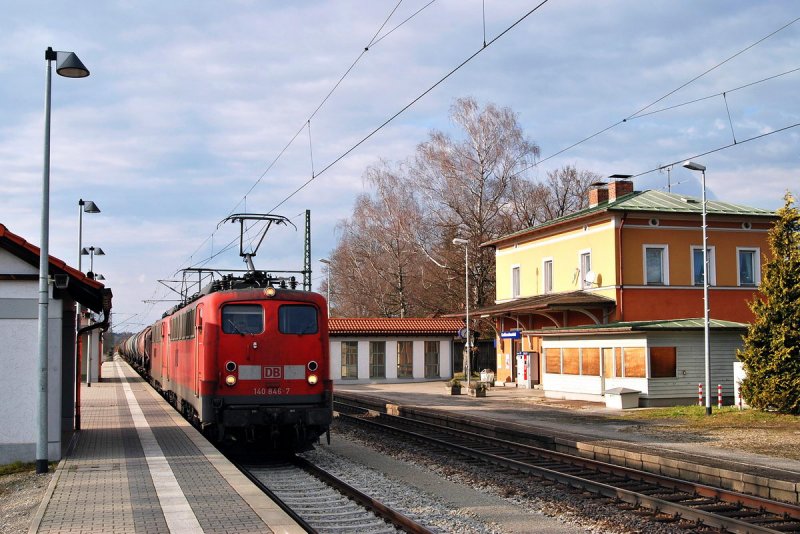 140 846 und 140 833 mit einem Kesselzug in Gro�karolinenfeld (17.01.2007)