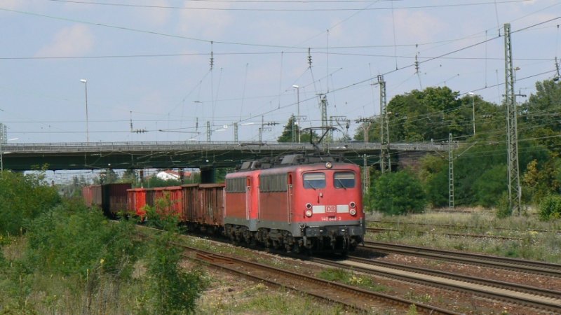 140 848 und eine weitere 140 mit Gterzug in Graben Neudorf, nrdlich von Karlsruhe.