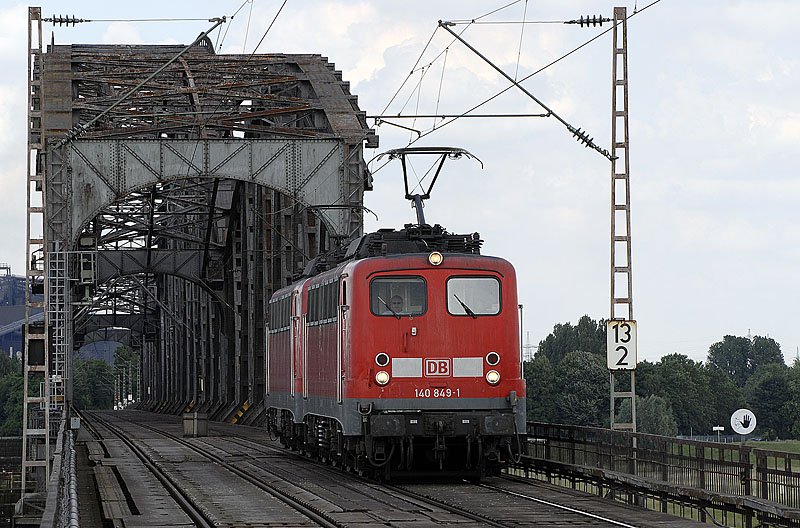 140 849 berquert mit einer Schwesterlok den Rhein bei Duisburg Baerl. 17.06.2008