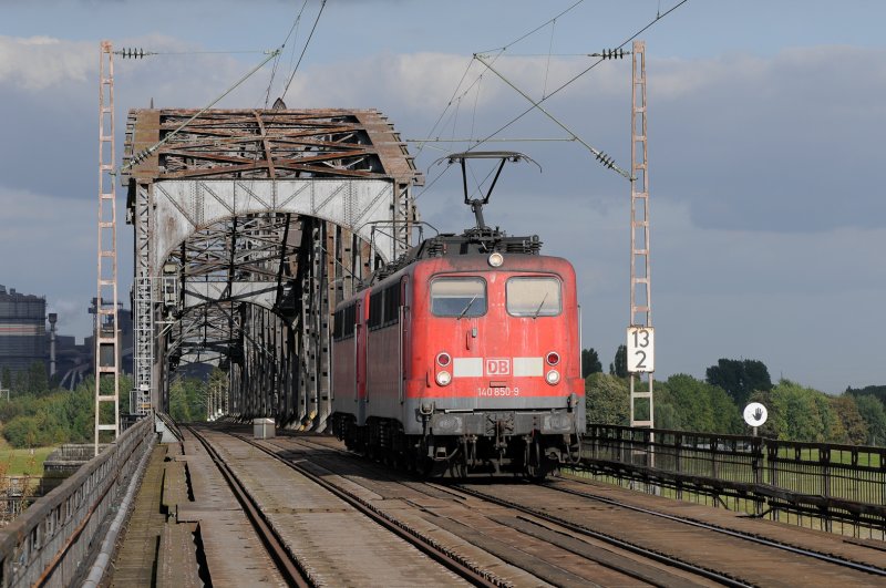 140 850 berquert als LZ die Rheinbrcke bei Duisburg-Baerl. 11.09.2009