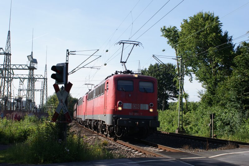 140 851 und 848 mit dem 47785 von Rotterdam Maasvlakte nach Plochingen am Km 28,190 B 28 in Dsseldorf Eller am 26.06.2008