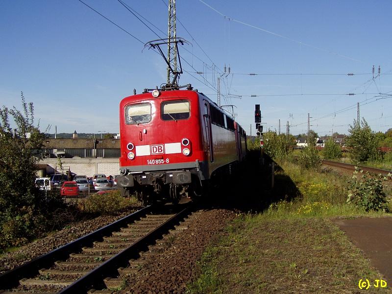 140 855-8 in Doppeltraktion mit einer weitern 140er legt sich am 18.9.04 in Friedrich-Wilhelms-Htte in die Kurve