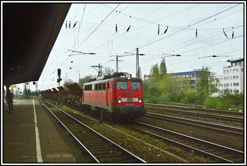 140 855 fhrt mit einem Ganzzug, bestehend aus Schrgladewagen vom Ruhrgebiet Richtung Hannover. Aufgenommen am Morgen des 13.04.2007 in Hamm (Westf).