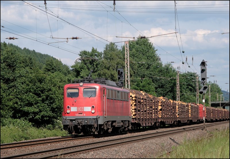 140 855 hat einen Holzzug in Finnentrop an den Haken genommen und schleppt ihn nun bei Plettenberg zur Kste. Nach der Durchfahrt lag ein  Holzgeruch  in der Luft... (05.06.2008)
