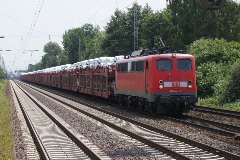 140 857-4 fuhr am 04.07.2009 in Richtung Wunstorf.Hier kurz vor dem S-Bahnhof Dedensen/Gmmer.