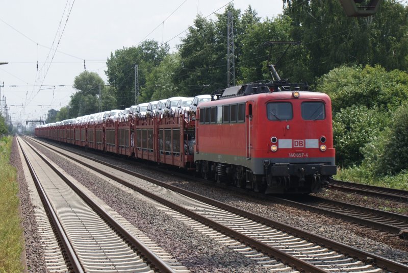 140 857-4 fuhr am 04.07.2009 in Richtung Wunstorf.Hier kurz vor dem S-Bahnhof Dedensen/Gmmer.