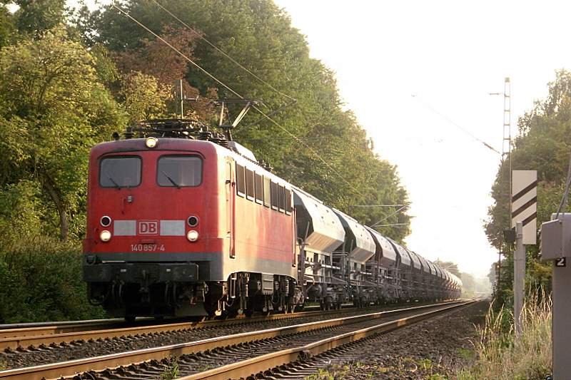 140 857-4 mit Kalkzug Richtung Mnchengladbach bei B km 28.5 19.September.08