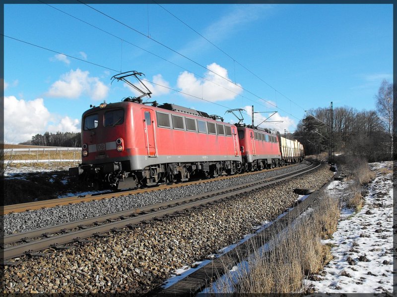 140-857 mit einer weiteren 140 am schweren Holzzug bei Beratzhausen.(KBS 880)