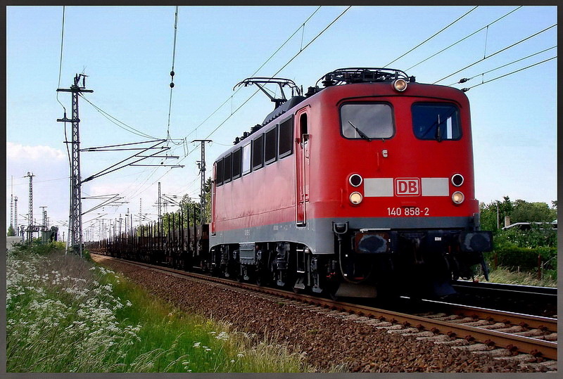 140 858-2 mit einen leer- Rhrenzug aus Mukran.  Stralsund am 28.05.09 