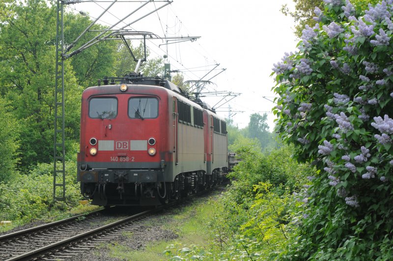 140 858 auf der Rampe zur Rheinbrcke Duisburg-Baerl. 29.04.2009