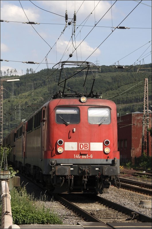 140 861 und eine Schwesterlok durchfahren Hohenlimburg. (20.05.2009)