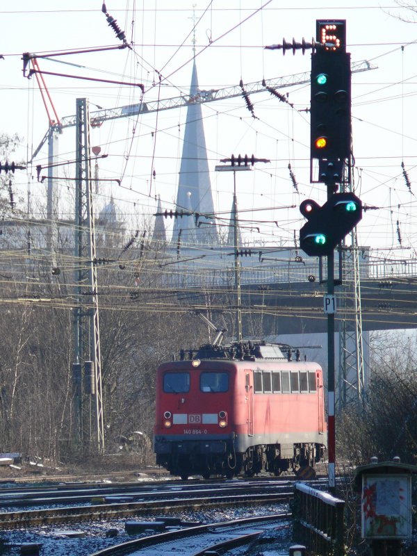 140 864-0 manvriert in Aachen-West. Sie wird sich an die Spitze eines soeben aus Belgien eingetroffenen Gterzuges setzen und Richtung Kln-Gremberg weiterfahren. Im Hintergrund die Trme von St.Jakob. Aufgenommen am 03/01/2009