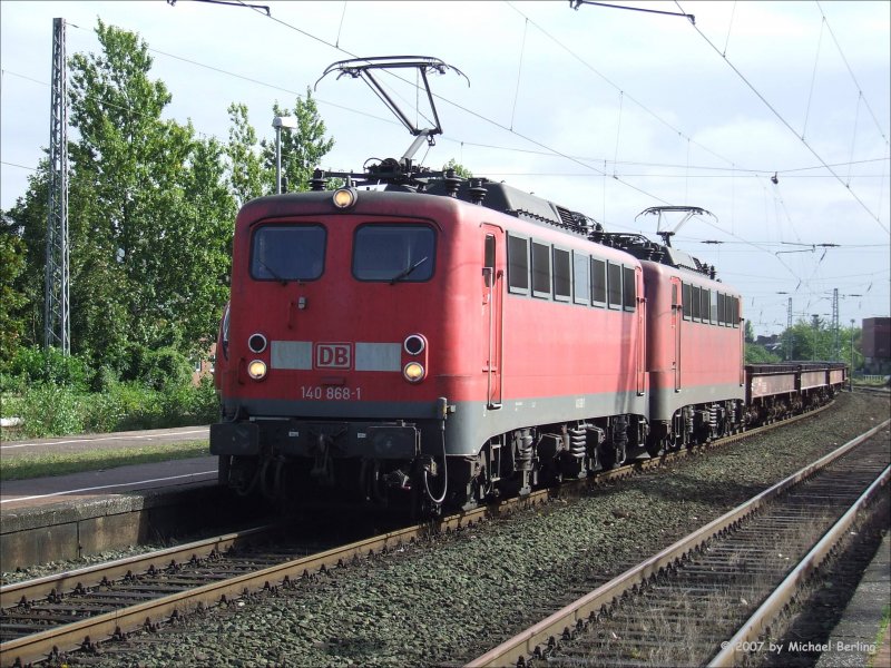140 868-1 und eine Schwestermaschiene durchfahren mit einem leeren Coilzug den Bf moers. 10.9.07