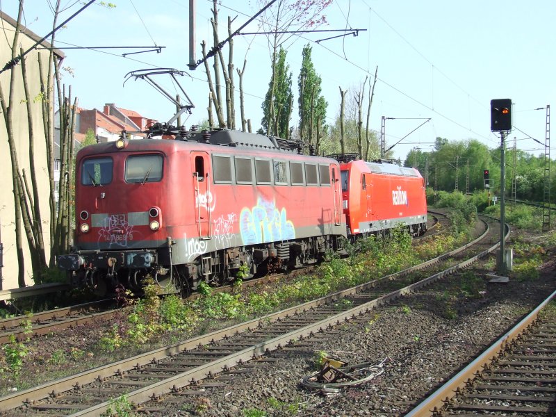 140 869-9 mit 185 183-1 im schlepp durchfahren den Hp Bochum Hamme in richtung Abzw Herne Rottbruch. 20.4.07