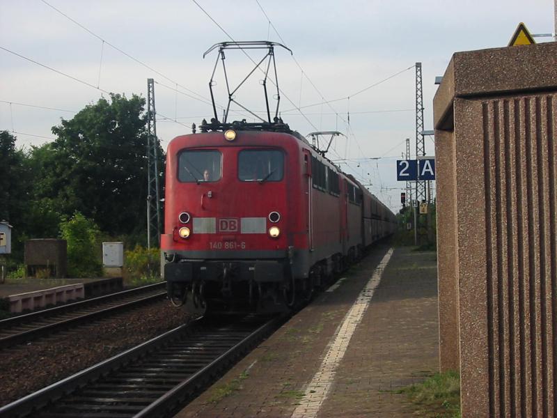 140-869 und eine weiter 140 am 27.8.2005 mit einem Gterzug bei der Durchfahrt von Bensheim.