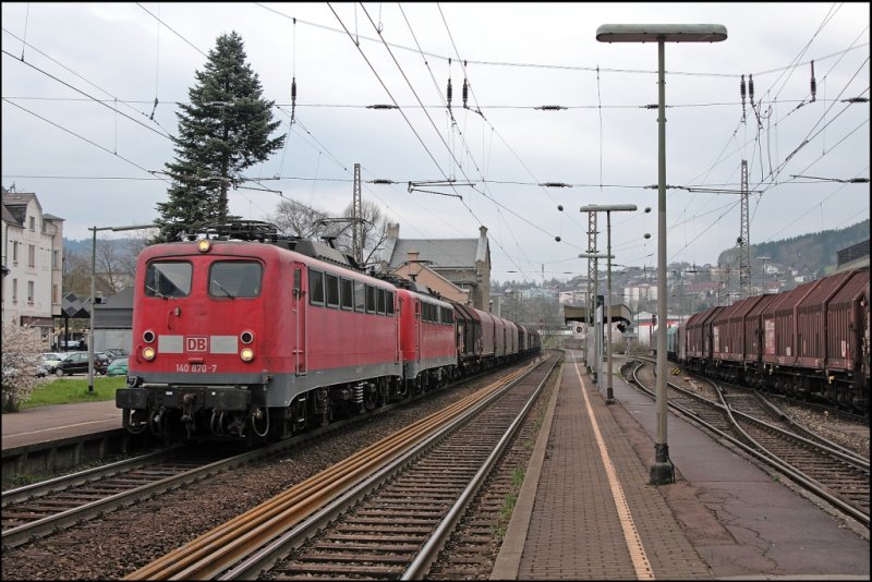 140 870 und 140 859(?) sind mit dem 61232 von Finnentrop auf dem Rckweg ins Ruhrgebiet, und durchfahren den Bahnhof Plettenberg. (22.04.2008)

