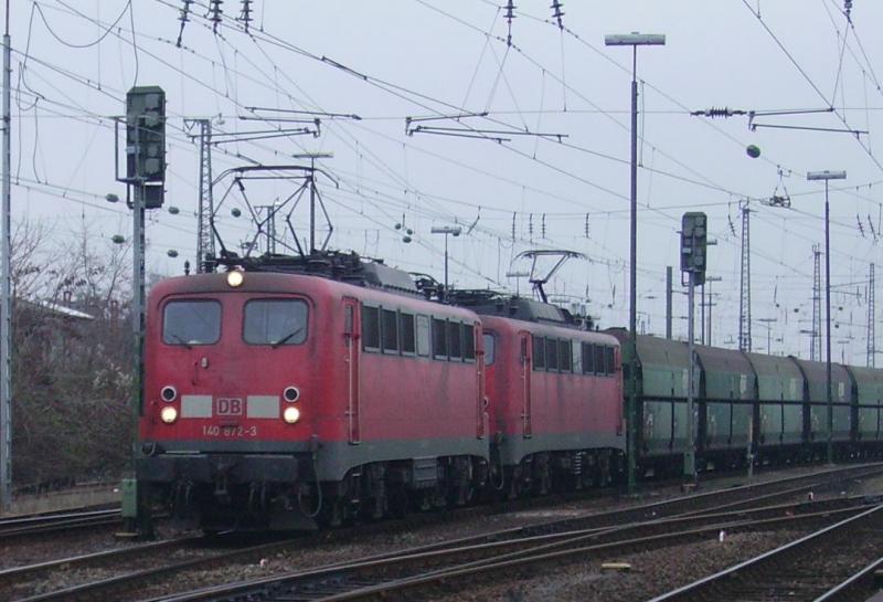 140 872 und 140 xxx stehen abfahrbereit in Worms.In wenigen Minuten wird sich der schwere Kohlezug in Bewegung setzen.