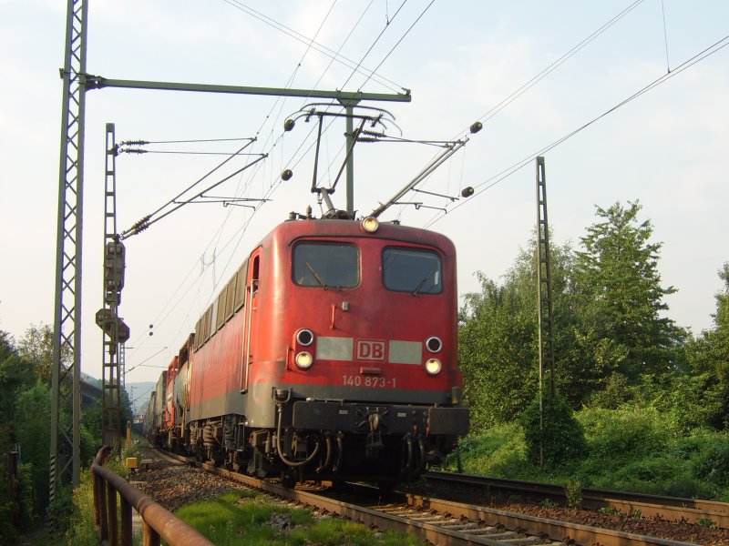 140 873-1 rast mit ihrem Containerganzzug durch Knigswinter    (Rechte Rheinstrecke). 