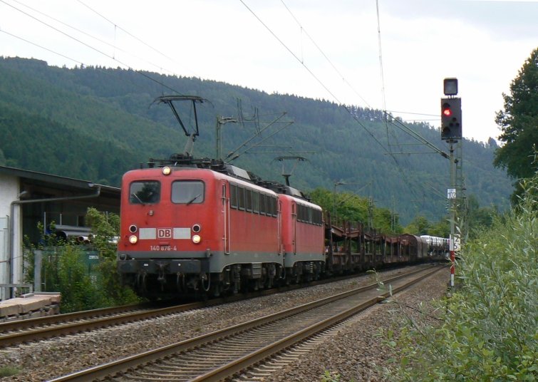 140 876 und 140 767 mit einem gemischtem Umleitergterzug FR 52905 Mannheim Rbf - Kornwestheim im Neckartal bei Hirschhorn . Die Gterzge wurden aufgrund Bauarbeiten umgeleitet. (20.8.2008)