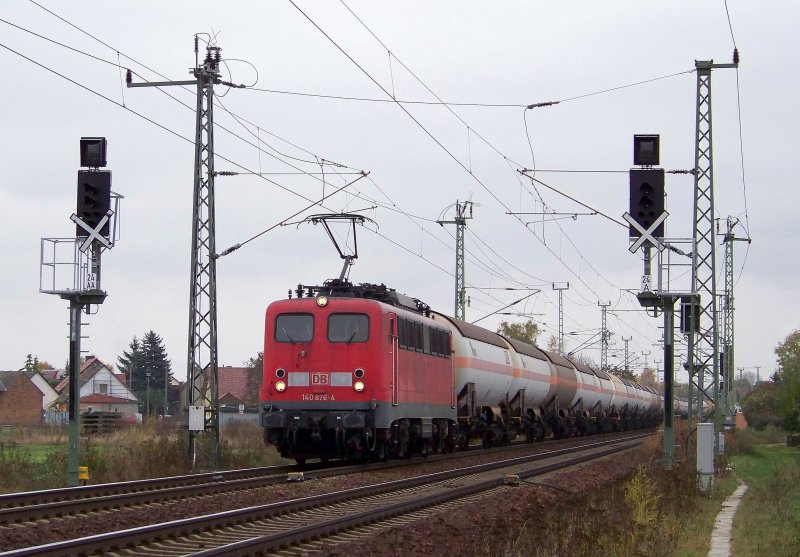 140 876-4 kommt hier mit einem Gterzug durch Lbbenau/Spreewald gedst. Laut DSO-Angaben sollen in den kommenden Wochen/Monaten wieder einige Loks dieser Baureihe reaktiviert werden und in den Plandienst gehen. 27.10.2009