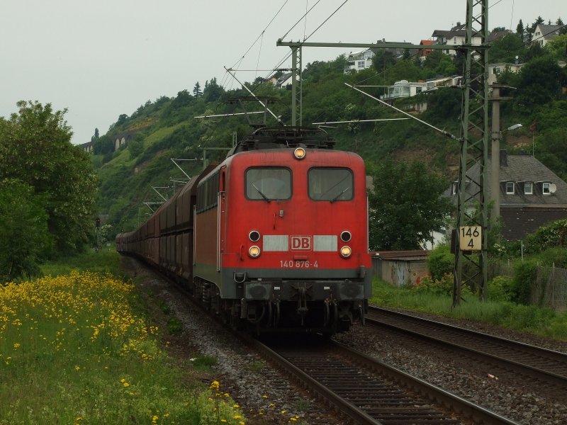 140 876-4 mit einem Ganzzug aus Selbstentladewagen durchf�hrt den Bahnhof Vallendar/Rhein in Richtung S�den.21.5.09