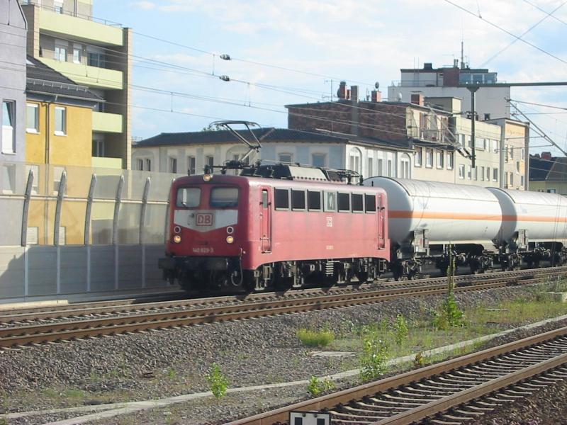 140-878 in Orientrot, am 5.8.2005 in Ludwigshafen Mitte, diese Lok ist selten.