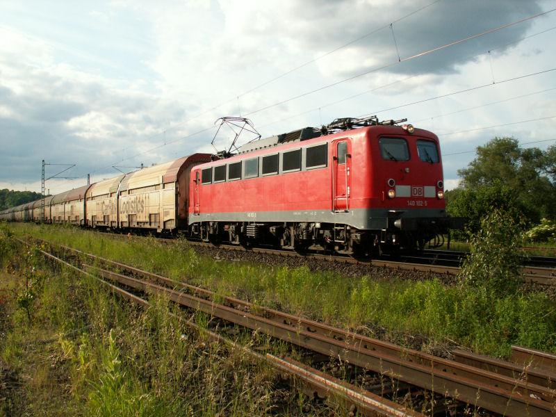 140102 mit einem Zug voller Autos bei der Durchfahrt in Oberhaun 9.6.2005