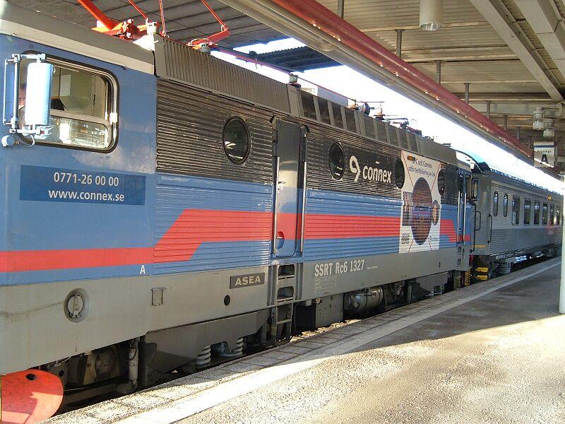 14.01.2006 11:00 Uhr Stockholm Central: SSRT Rc6 1327 ist eben mit dem Nachtzug Narvik - Stockholm pnktlich angekommen. Obwohl diese Lok auch als Connex-Lok beschriftet ist, steht vor der Nr. SSRT, die einzige Lok, die ich mit dieser Beschriftung gesehen habe.