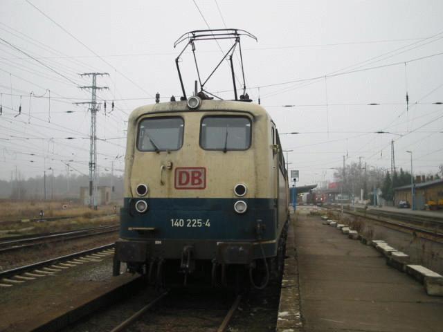 140225 stand mit ihrer Schwesterlok der 140443 (beide DB Cargo Seelze)in Falkenberg/Elster am 22.11.02   vor wenigen Sekunden stieg der Tf in die Lok und lies erst mal den Stromabnehmer an die Fahrleitung.